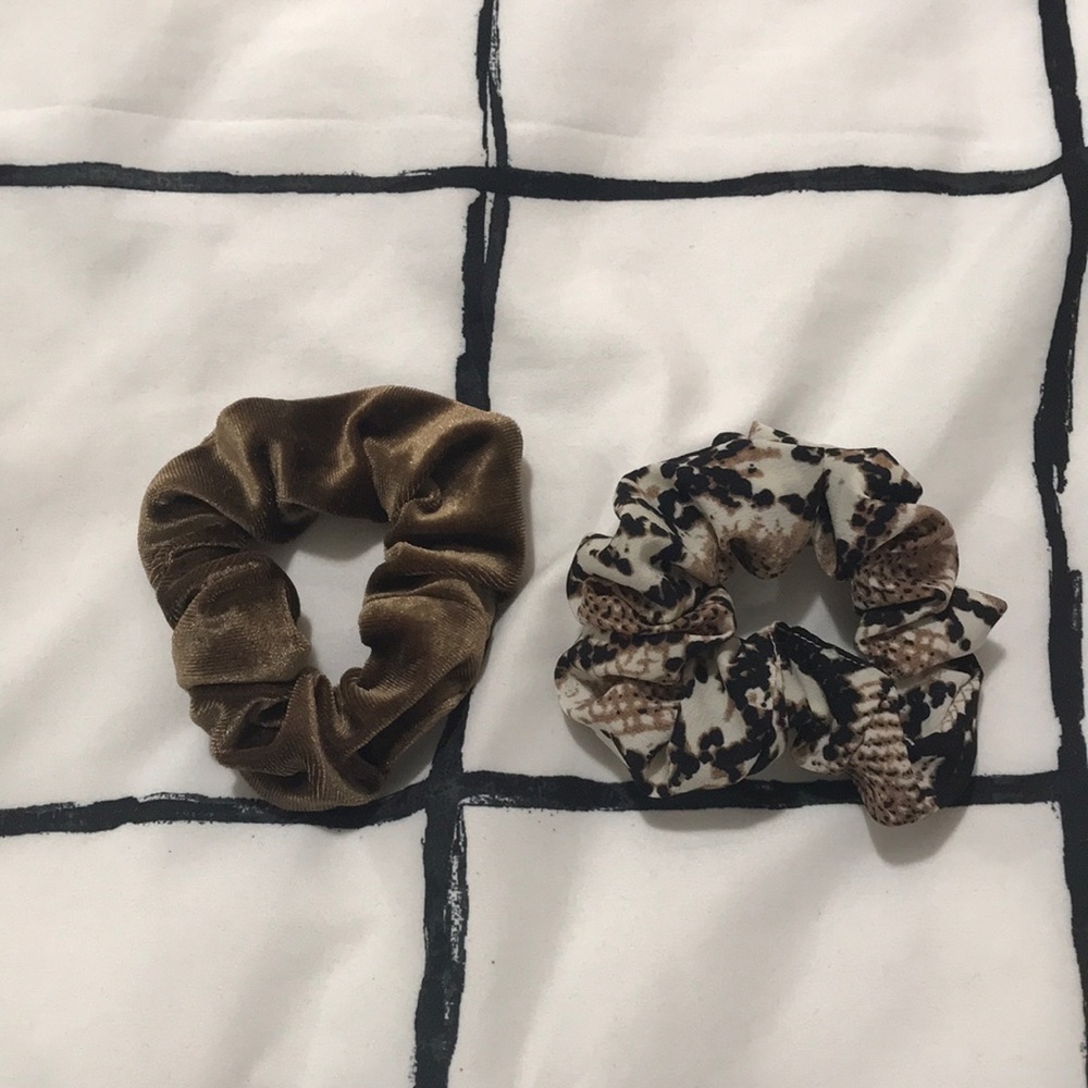 2 scrunchies